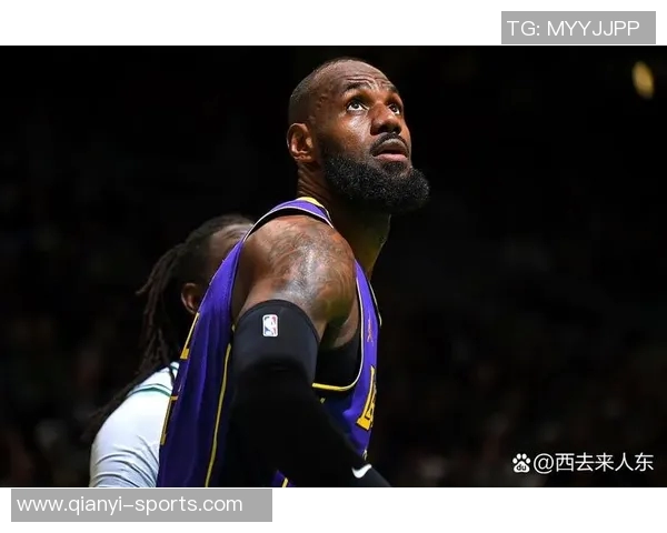 詹姆斯替补席上显不满情绪频频起身运球引发关注