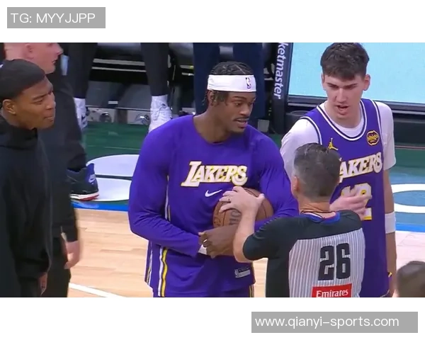 范德彪与字母哥联手助攻大加索尔点赞这一精彩瞬间